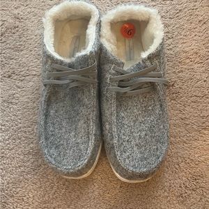 Tommy Bahama womens warm shoes/slippers